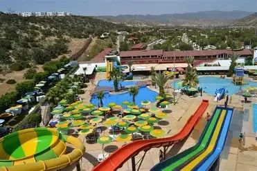Parc aquatique avec bassins et toboggans