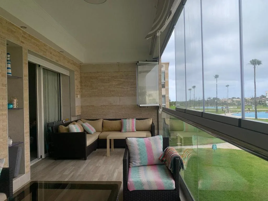 Terrasse meublée avec vue sur le jardin et la piscine