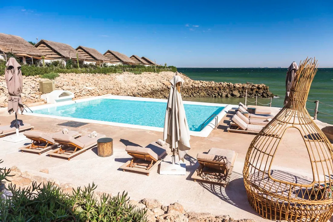 Piscine d’une résidence face à l’océan