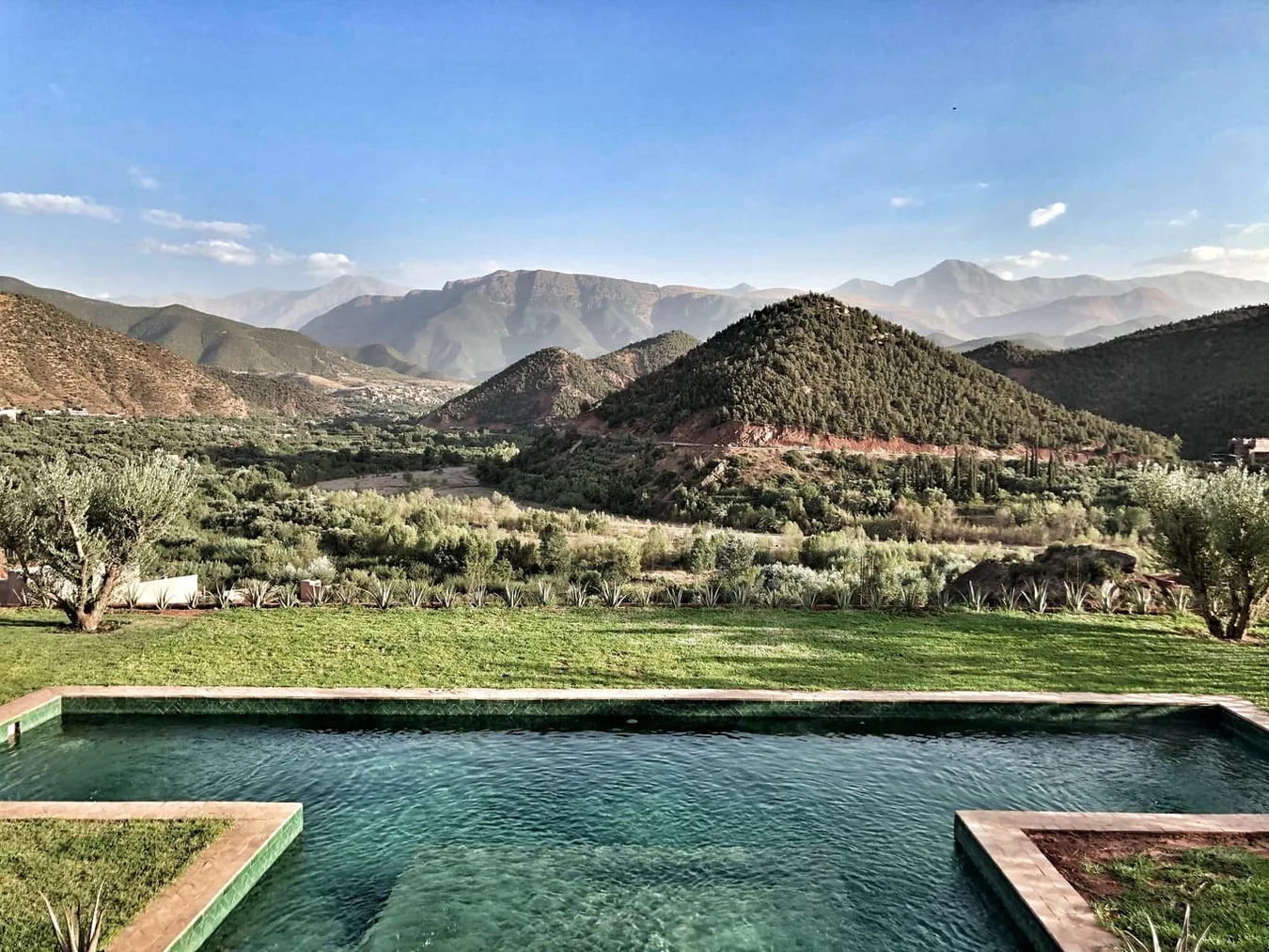 Piscine ouverte sur des collines et montagnes de l’Atlas