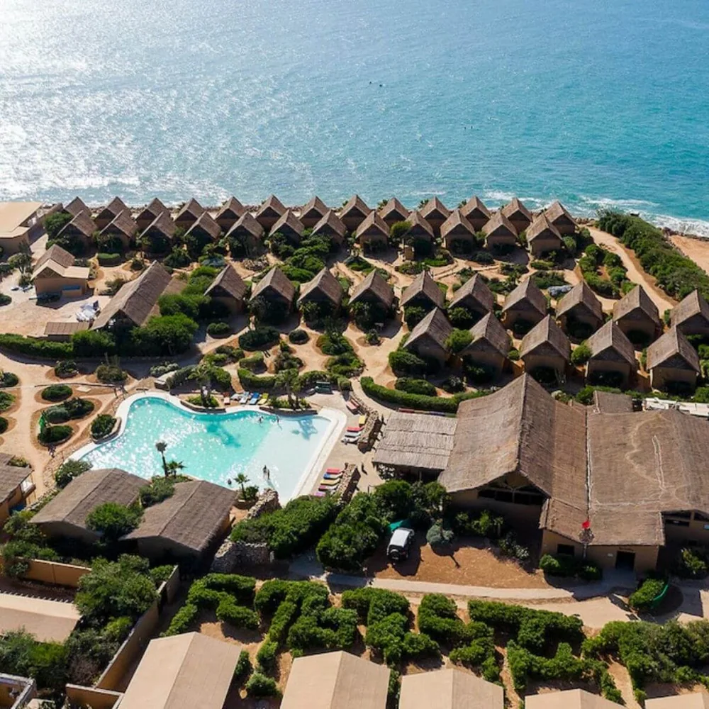 Vue aérienne d’un resort côtier au milieu d’un paysage naturel
