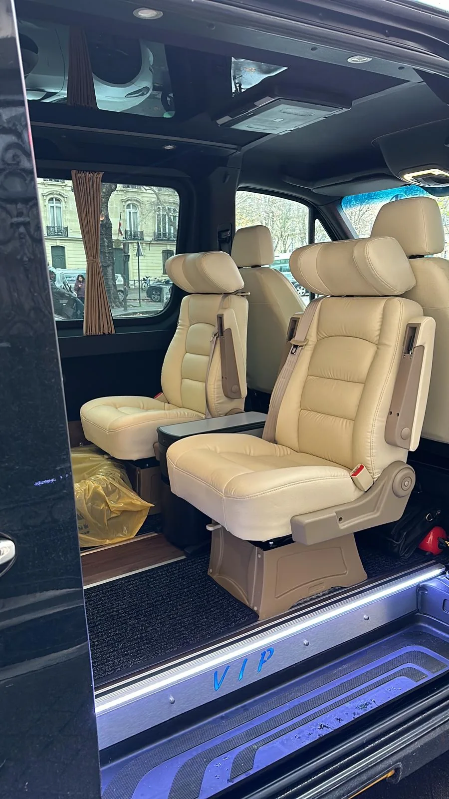 Sièges en cuir beige à bord d’un van exécutif