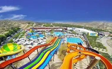 Vue aérienne d’un parc aquatique et de ses toboggans