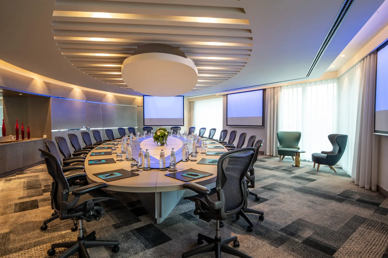 Salle de réunion professionnelle avec configuration comité