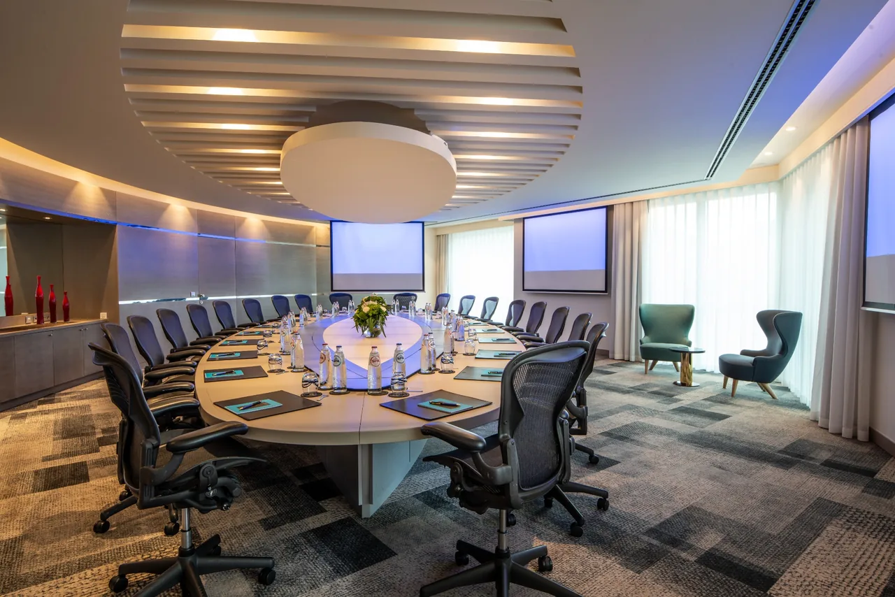 Salle de réunion aménagée pour un comité de direction