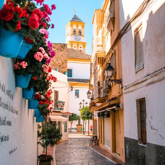Ruelle méditerranéenne fleurie, photographie d’illustration pour un programme en Espagne