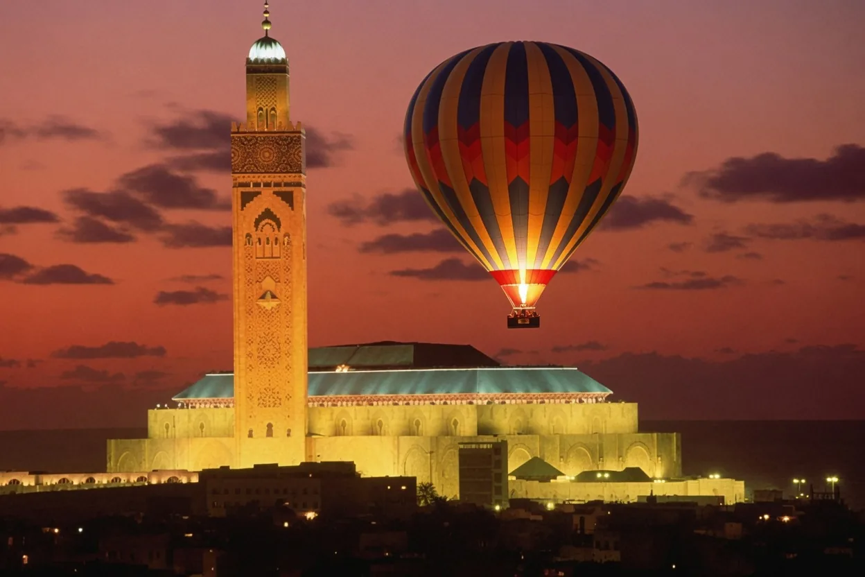 Vue illustrée de Casablanca au crépuscule, avec la mosquée Hassan II